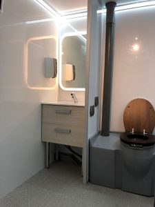 location-toilettes-mobiles-vaucluse-caravane-wc